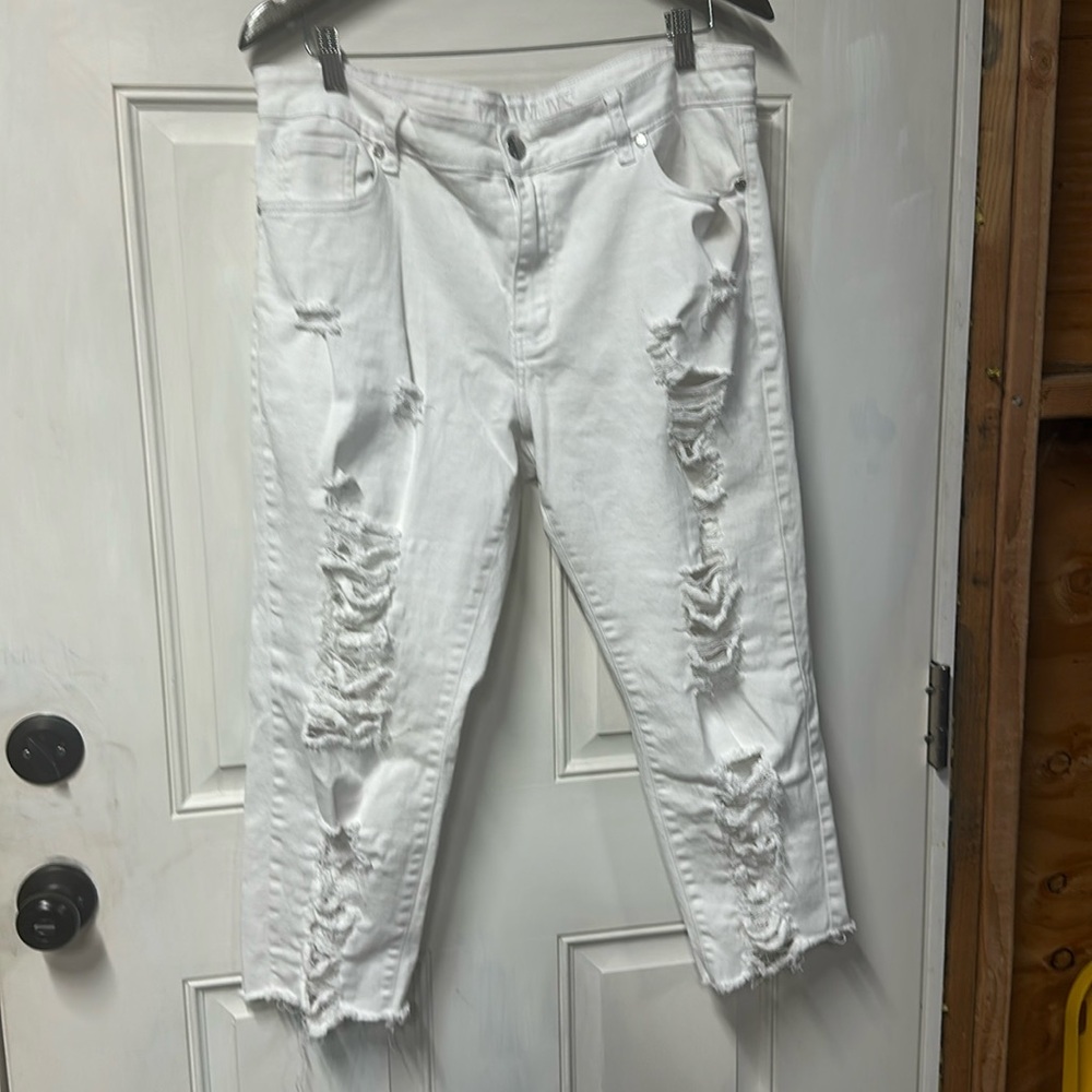 VIP 15/16 white capri distressed jeans